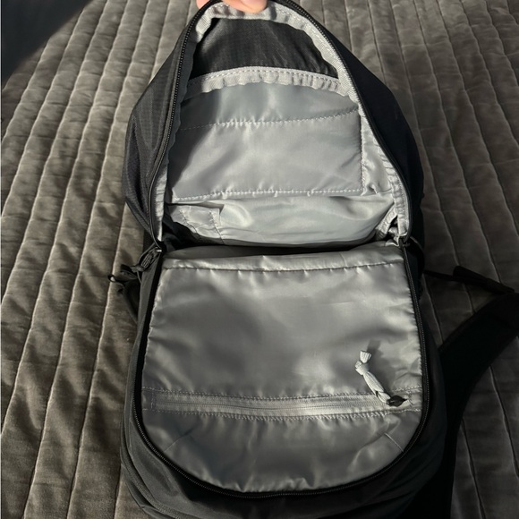 Thule Backpack for 15.6” laptop with 10.1” tablet sleeve and water bottle holder - Picture 4 of 6